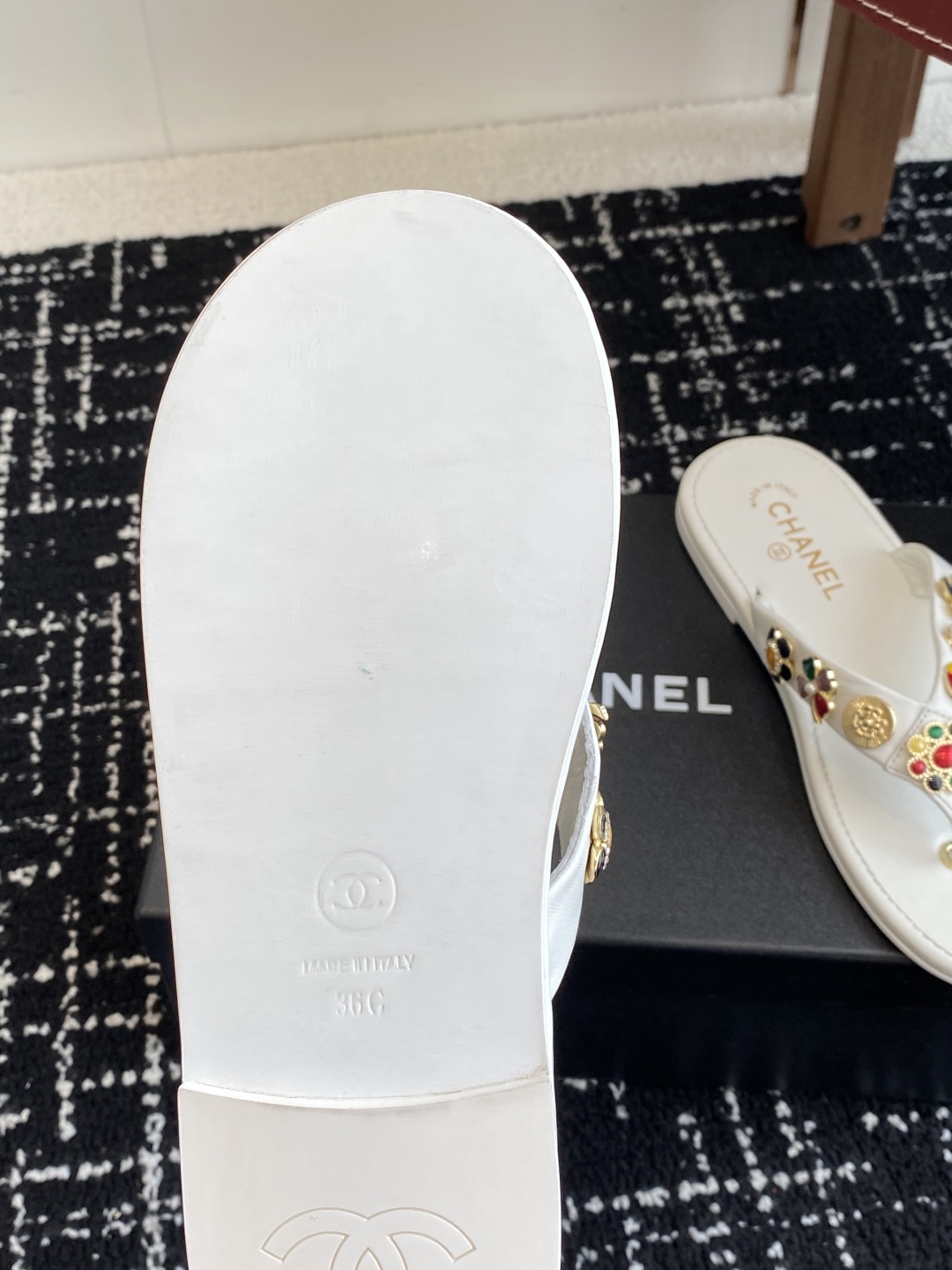代购级
CHANEL 香奈儿 25ss 夏季新款 编织 夹脚人字拖 海滩必备款

Chanel2025香