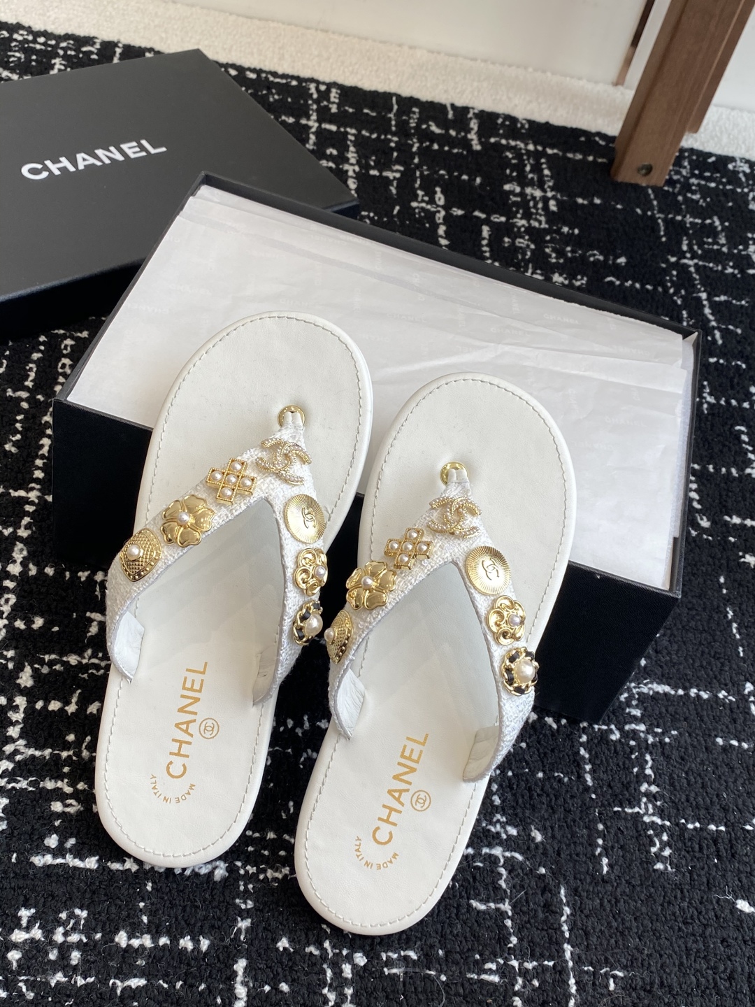 代购级
CHANEL 香奈儿 25ss 夏季新款 编织 夹脚人字拖 海滩必备款

Chanel2025香