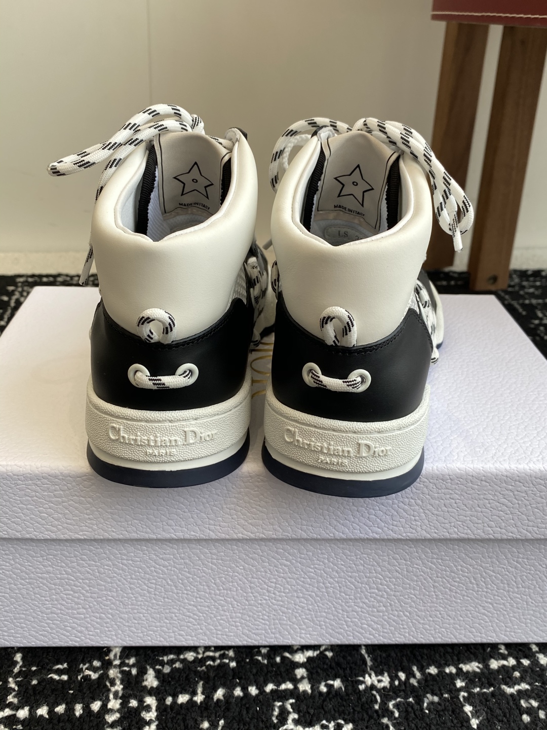 代购级
迪奥Dior C ' est  25ss 新款学院风休闲时尚高帮运动鞋 

彰显醒目而时尚的风范
