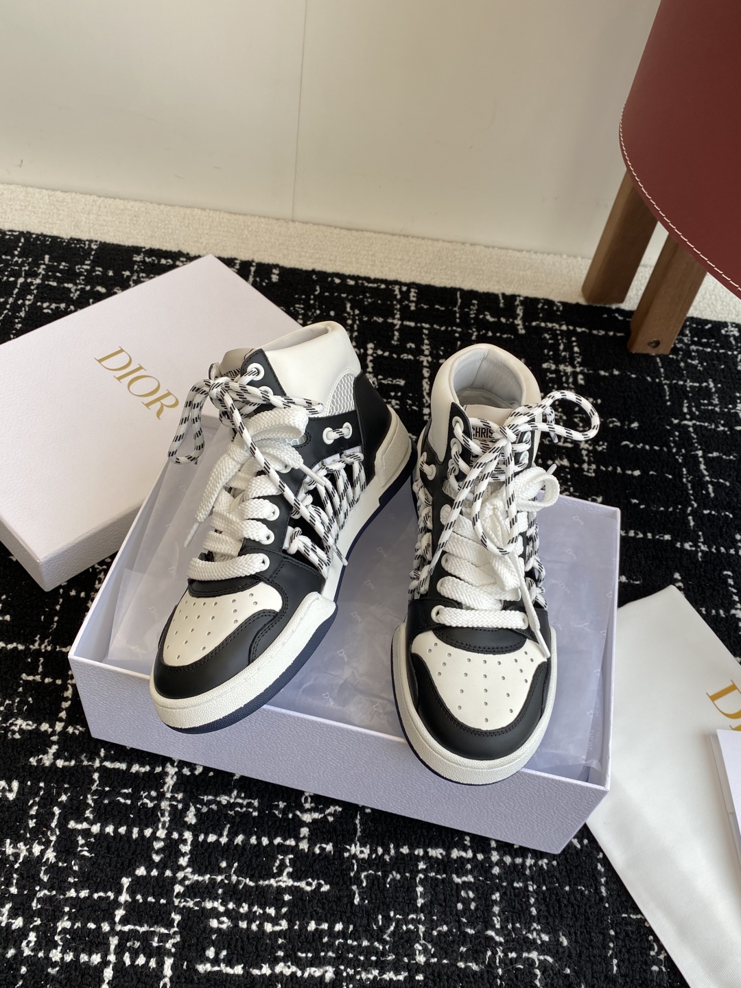 代购级
迪奥Dior C ' est  25ss 新款学院风休闲时尚高帮运动鞋 

彰显醒目而时尚的风范