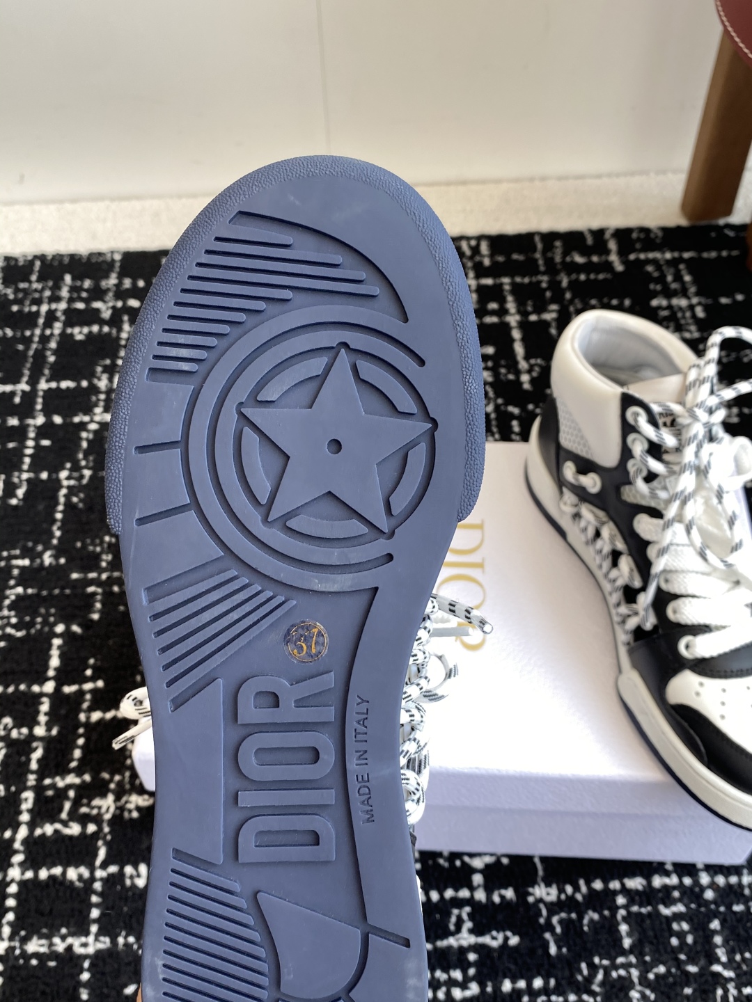 代购级
迪奥Dior C ' est  25ss 新款学院风休闲时尚高帮运动鞋 

彰显醒目而时尚的风范