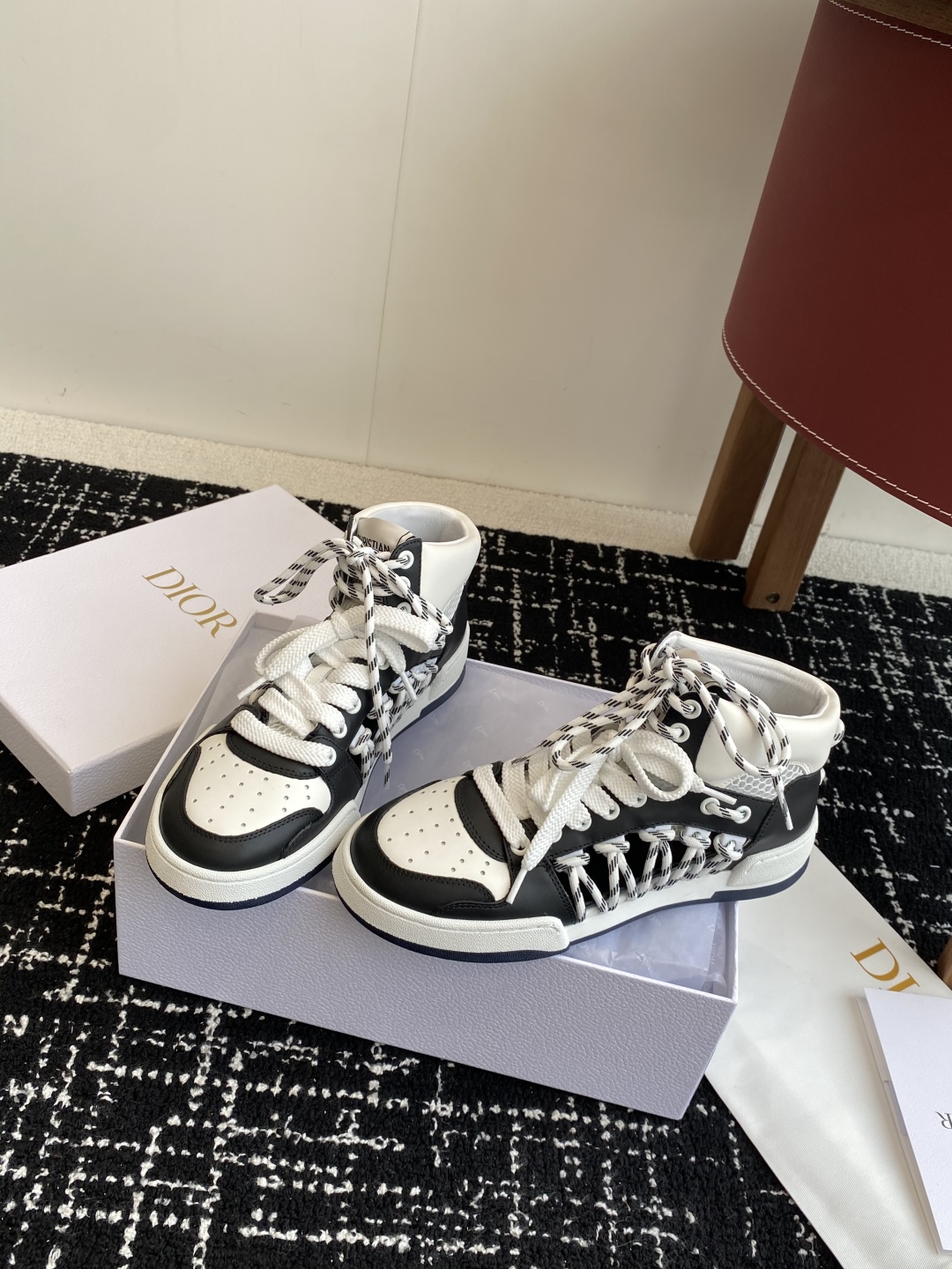 代购级
迪奥Dior C ' est  25ss 新款学院风休闲时尚高帮运动鞋 

彰显醒目而时尚的风范