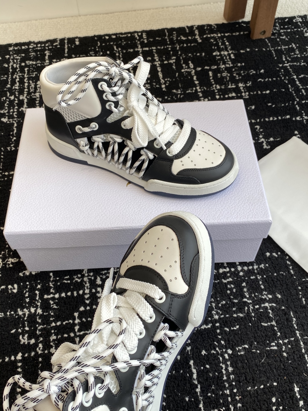 代购级
迪奥Dior C ' est  25ss 新款学院风休闲时尚高帮运动鞋 

彰显醒目而时尚的风范