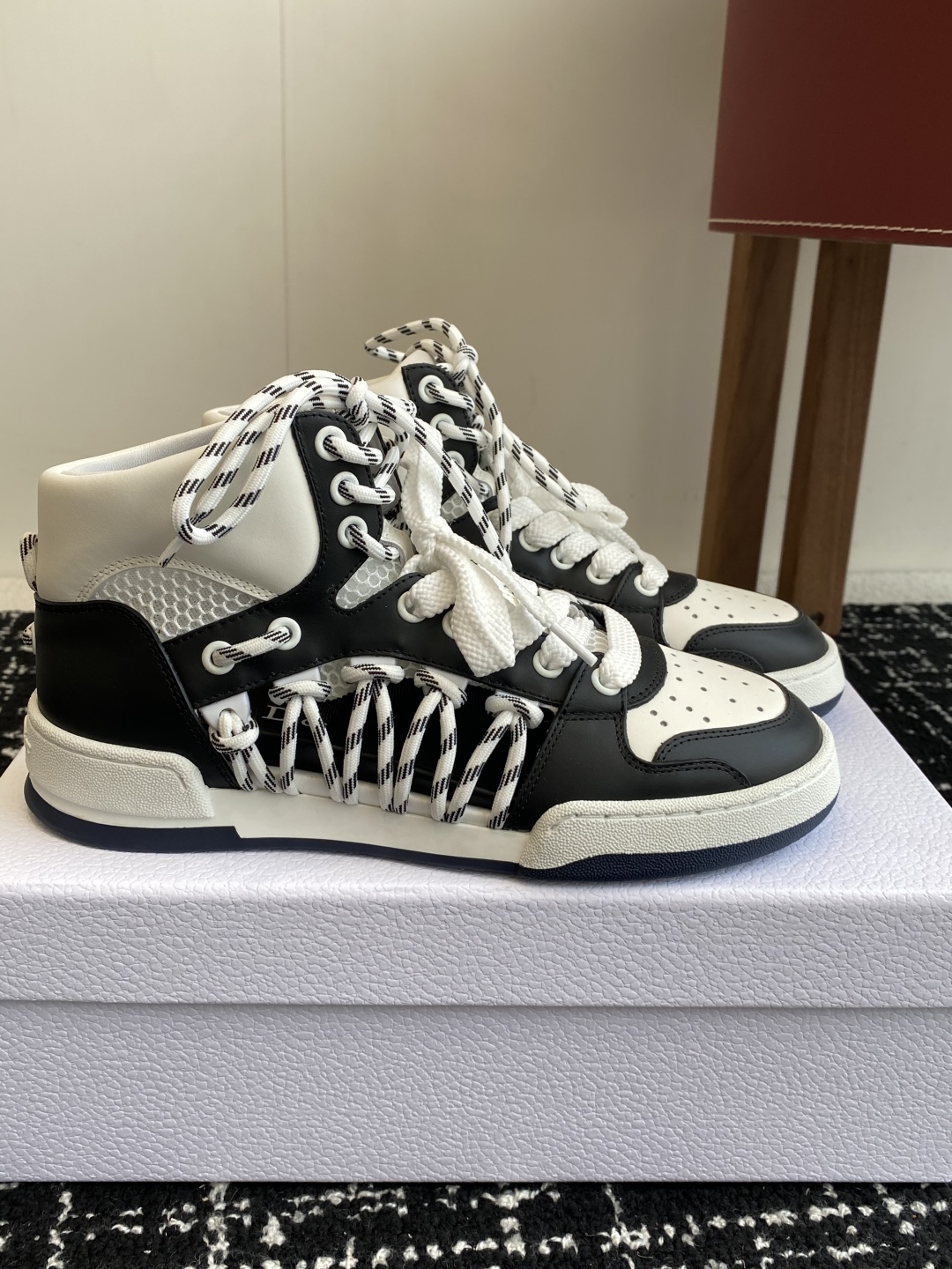 代购级
迪奥Dior C ' est  25ss 新款学院风休闲时尚高帮运动鞋 

彰显醒目而时尚的风范