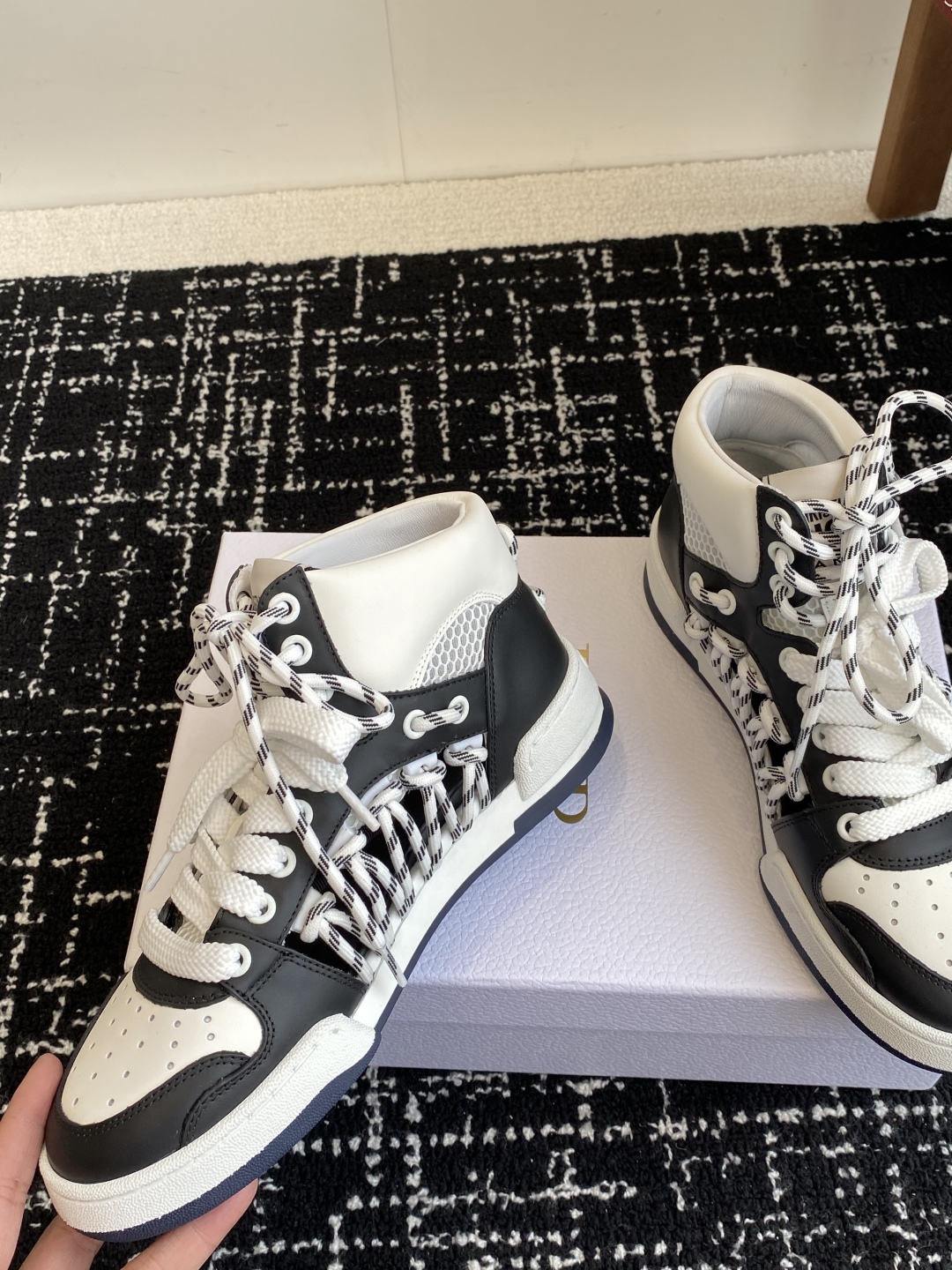 代购级
迪奥Dior C ' est  25ss 新款学院风休闲时尚高帮运动鞋 

彰显醒目而时尚的风范