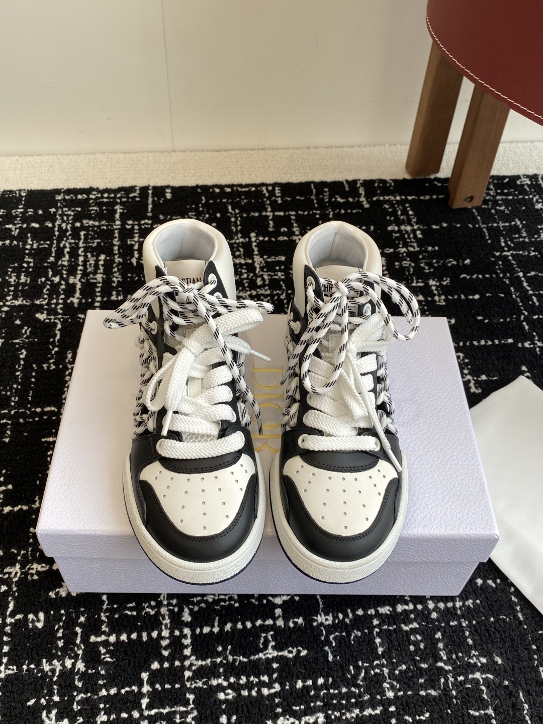 代购级
迪奥Dior C ' est  25ss 新款学院风休闲时尚高帮运动鞋 

彰显醒目而时尚的风范