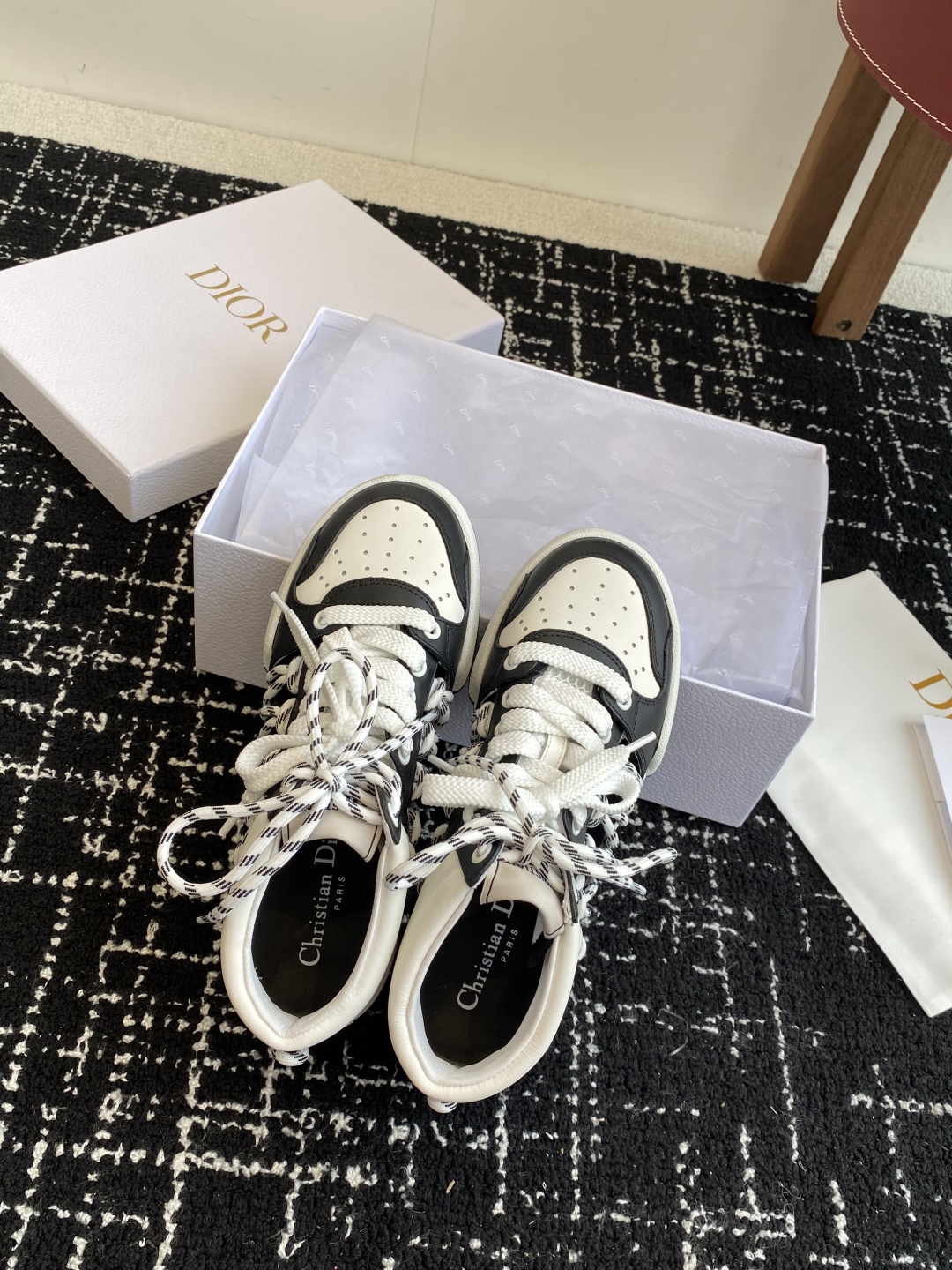 代购级
迪奥Dior C ' est  25ss 新款学院风休闲时尚高帮运动鞋 

彰显醒目而时尚的风范