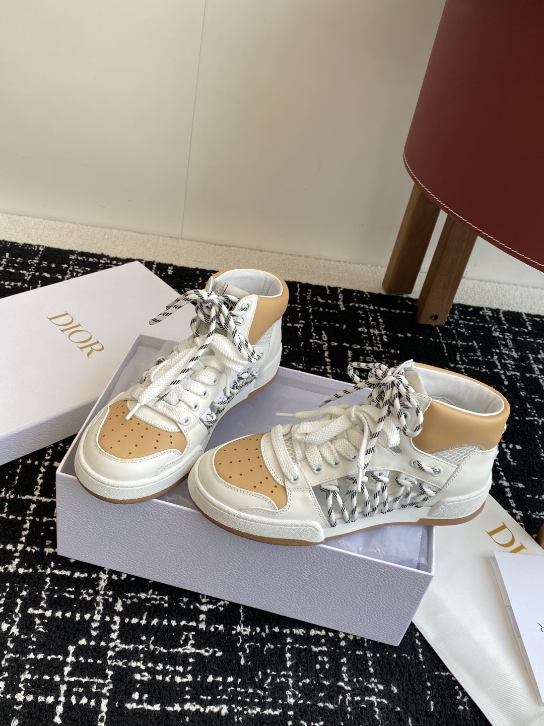 代购级
迪奥Dior C ' est  25ss 新款学院风休闲时尚高帮运动鞋 

彰显醒目而时尚的风范