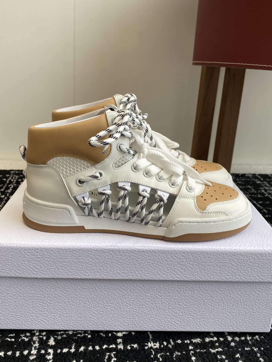 代购级
迪奥Dior C ' est  25ss 新款学院风休闲时尚高帮运动鞋 

彰显醒目而时尚的风范