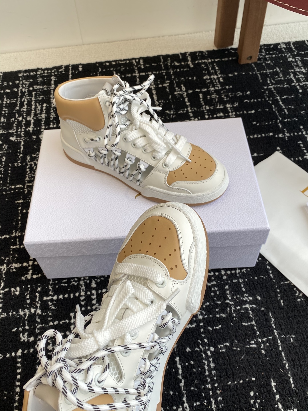 代购级
迪奥Dior C ' est  25ss 新款学院风休闲时尚高帮运动鞋 

彰显醒目而时尚的风范