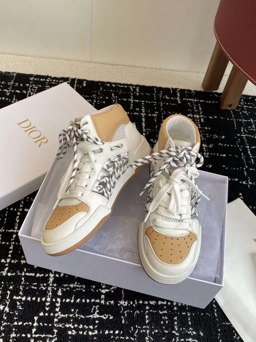 代购级
迪奥Dior C ' est  25ss 新款学院风休闲时尚高帮运动鞋 

彰显醒目而时尚的风范