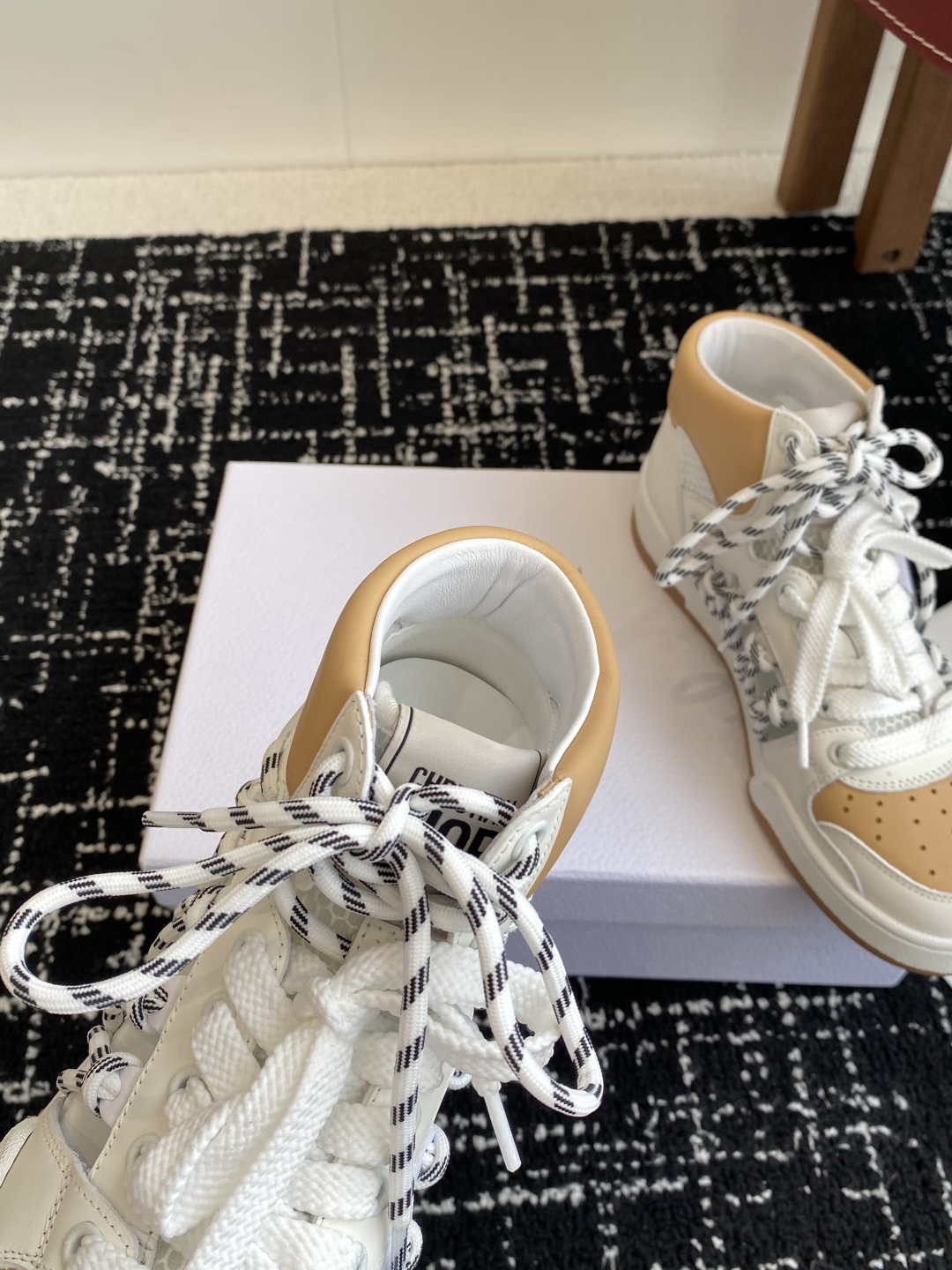 代购级
迪奥Dior C ' est  25ss 新款学院风休闲时尚高帮运动鞋 

彰显醒目而时尚的风范