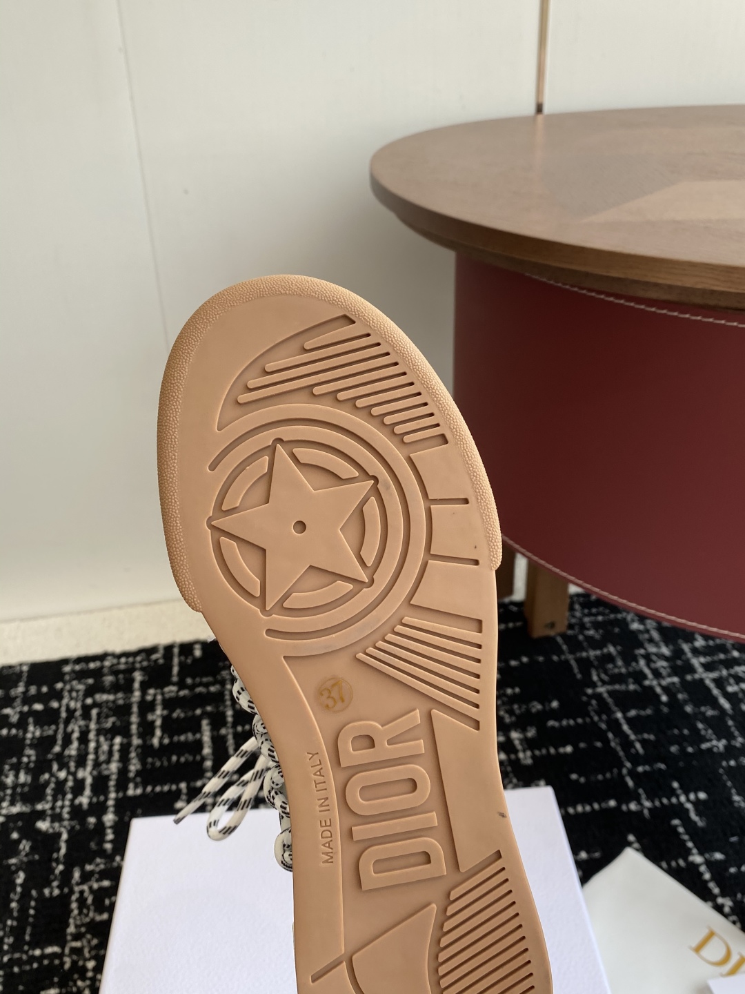 代购级
迪奥Dior C ' est  25ss 新款学院风休闲时尚高帮运动鞋 

彰显醒目而时尚的风范