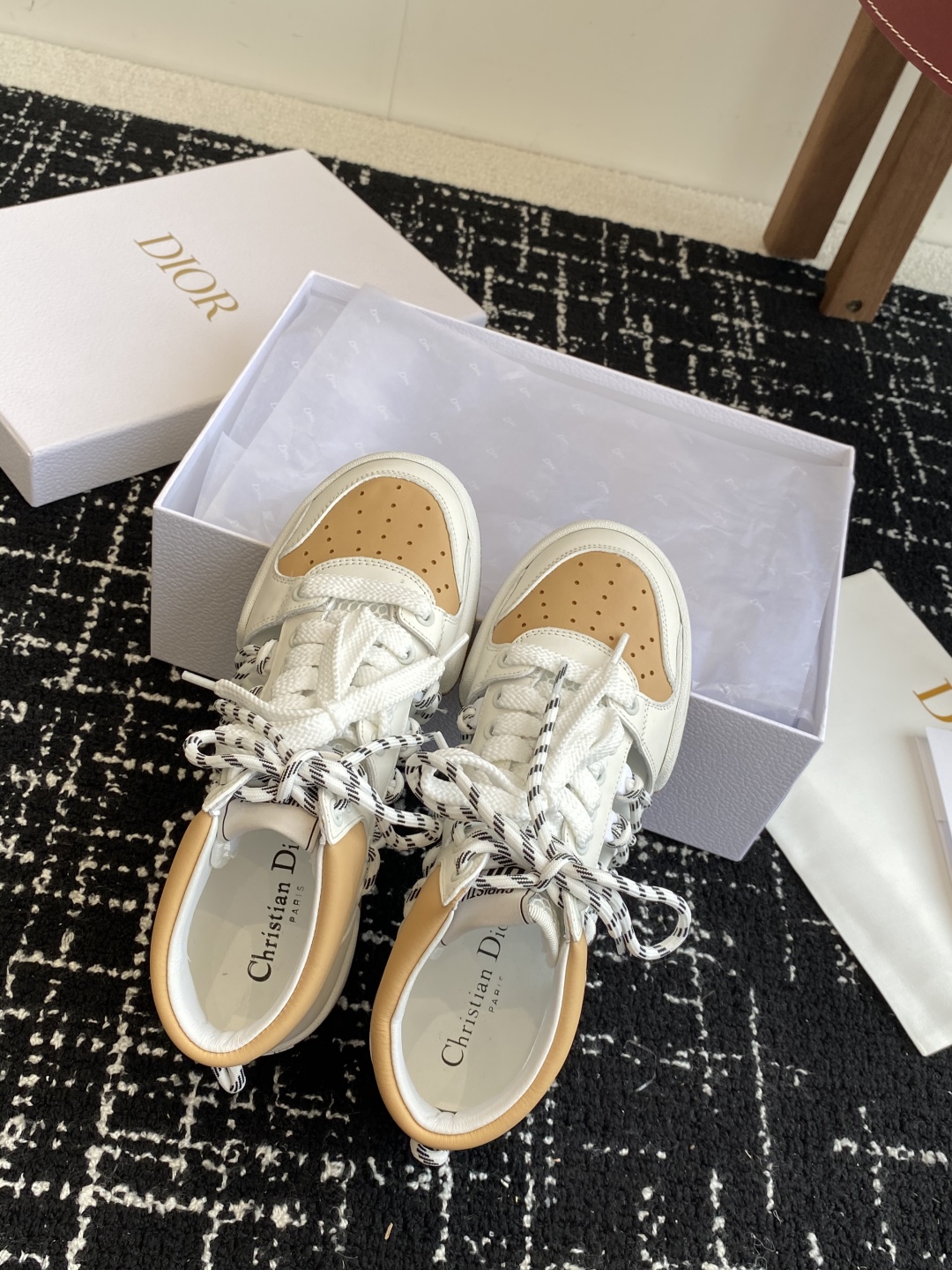 代购级
迪奥Dior C ' est  25ss 新款学院风休闲时尚高帮运动鞋 

彰显醒目而时尚的风范