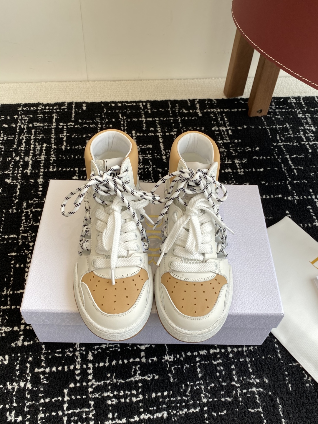 代购级
迪奥Dior C ' est  25ss 新款学院风休闲时尚高帮运动鞋 

彰显醒目而时尚的风范