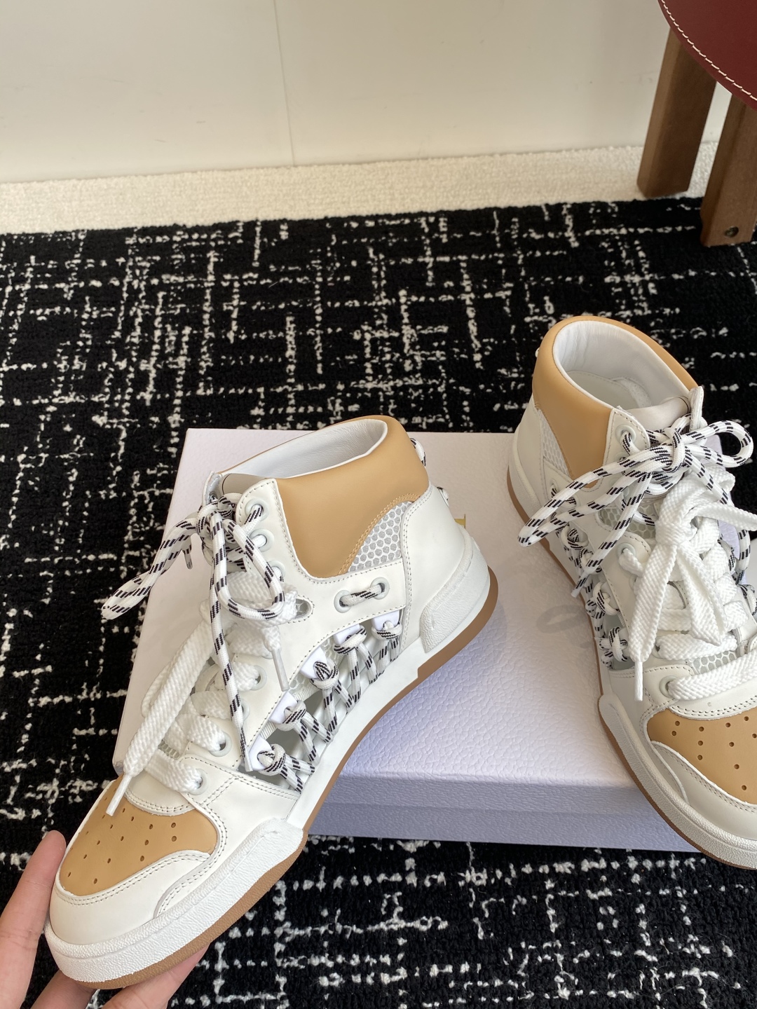 代购级
迪奥Dior C ' est  25ss 新款学院风休闲时尚高帮运动鞋 

彰显醒目而时尚的风范