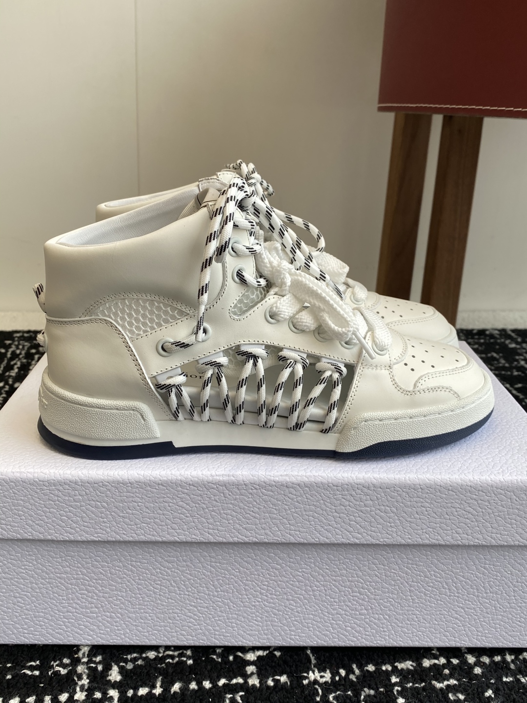 代购级
迪奥Dior C ' est  25ss 新款学院风休闲时尚高帮运动鞋 

彰显醒目而时尚的风范