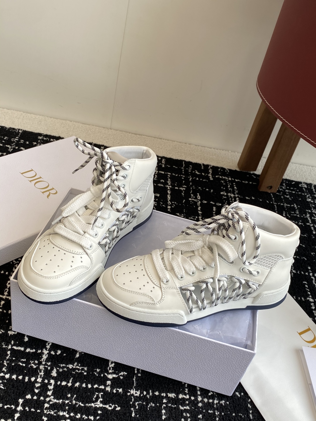 代购级
迪奥Dior C ' est  25ss 新款学院风休闲时尚高帮运动鞋 

彰显醒目而时尚的风范