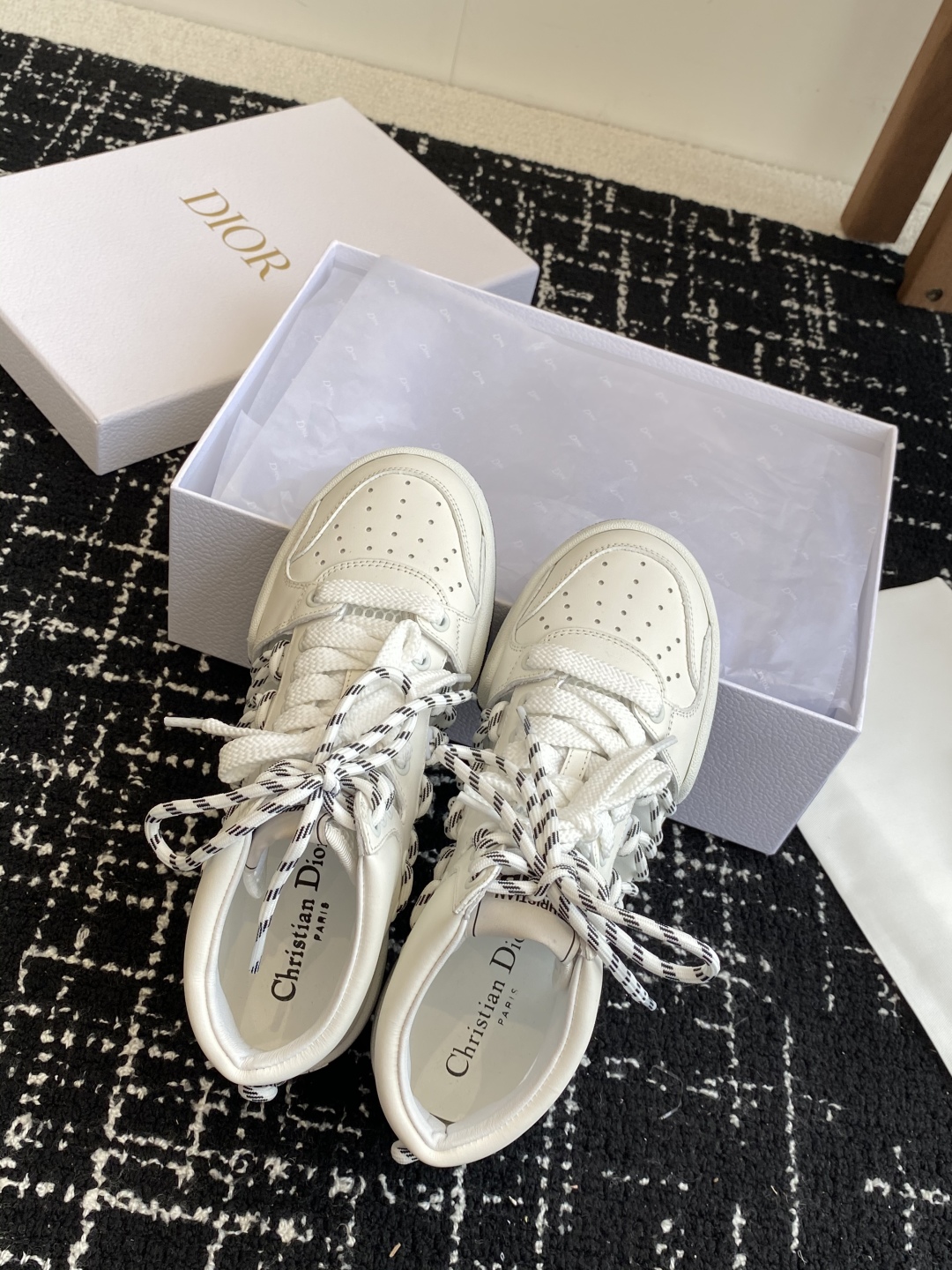 代购级
迪奥Dior C ' est  25ss 新款学院风休闲时尚高帮运动鞋 

彰显醒目而时尚的风范
