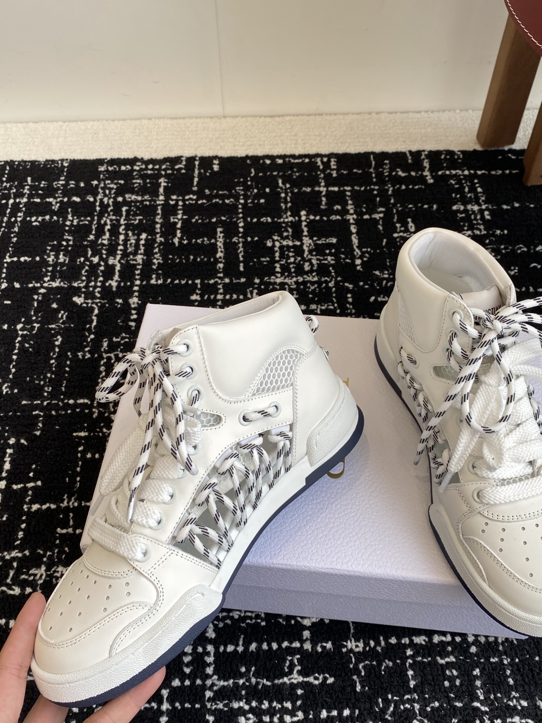 代购级
迪奥Dior C ' est  25ss 新款学院风休闲时尚高帮运动鞋 

彰显醒目而时尚的风范