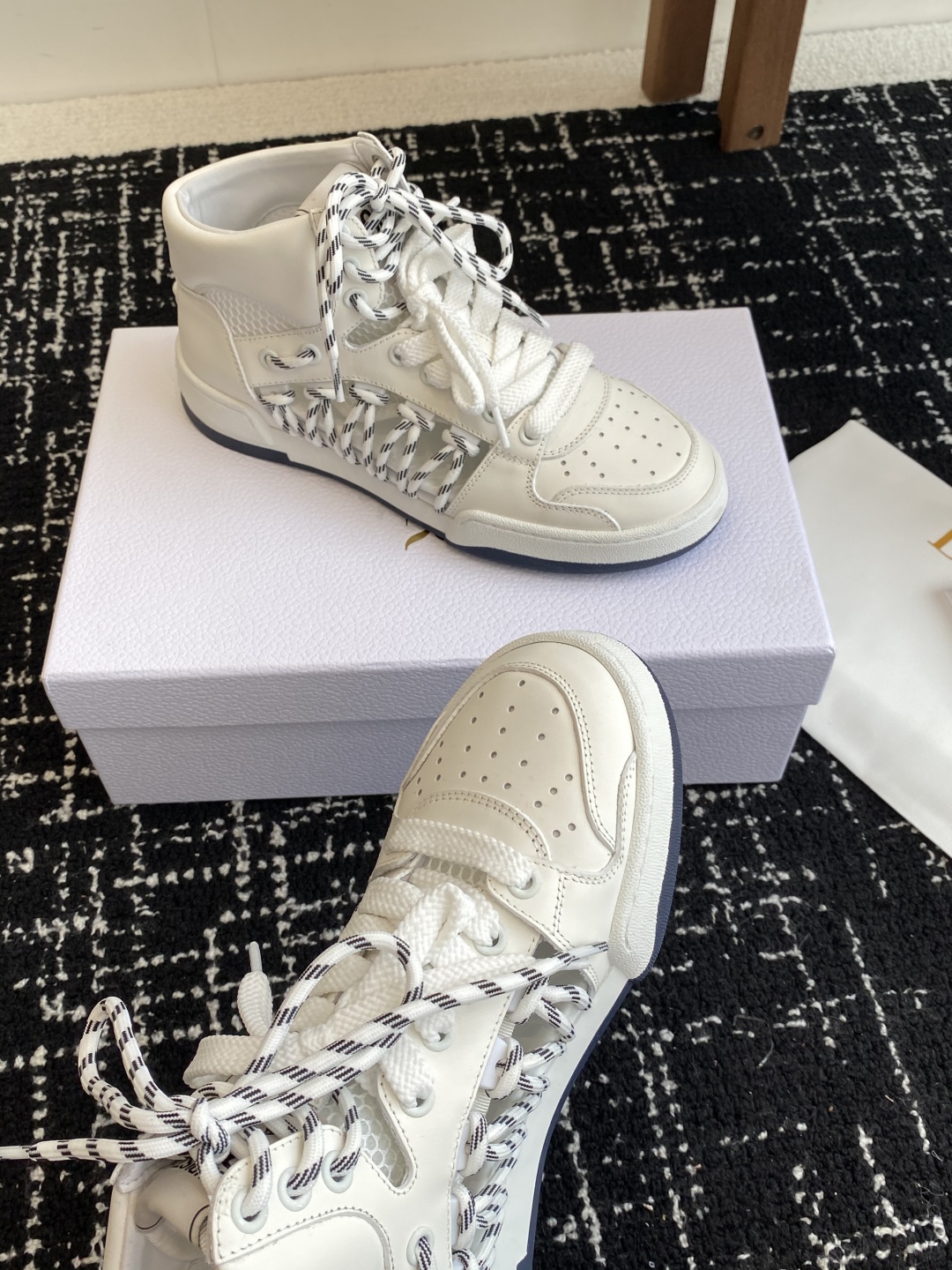 代购级
迪奥Dior C ' est  25ss 新款学院风休闲时尚高帮运动鞋 

彰显醒目而时尚的风范
