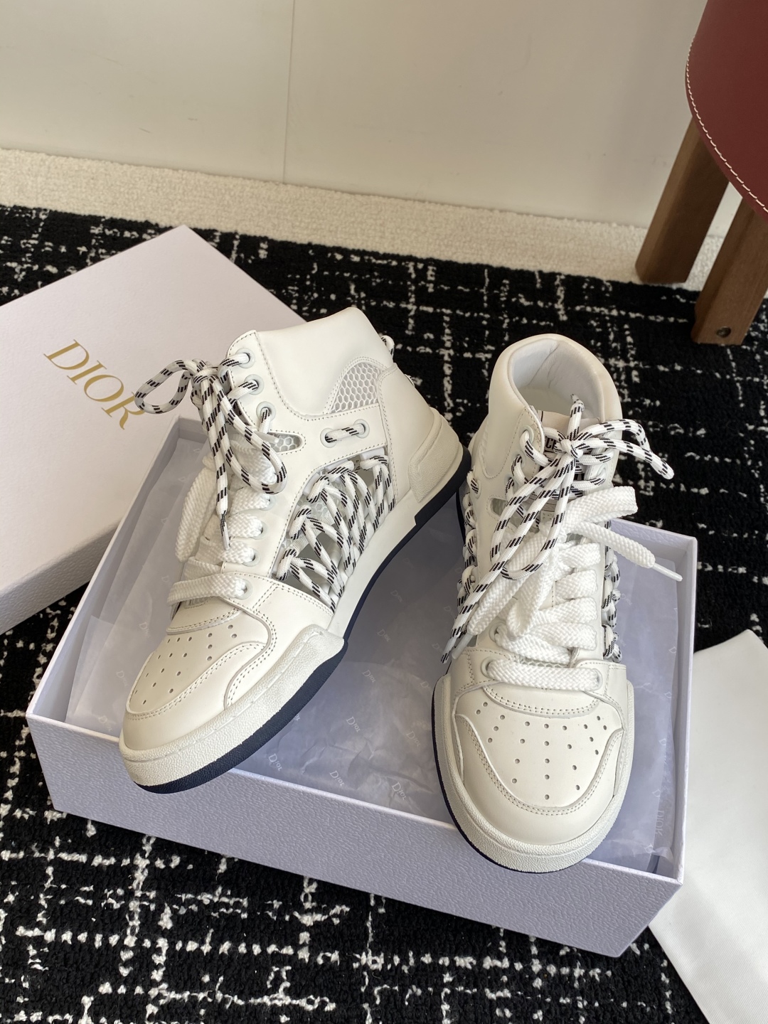 代购级
迪奥Dior C ' est  25ss 新款学院风休闲时尚高帮运动鞋 

彰显醒目而时尚的风范