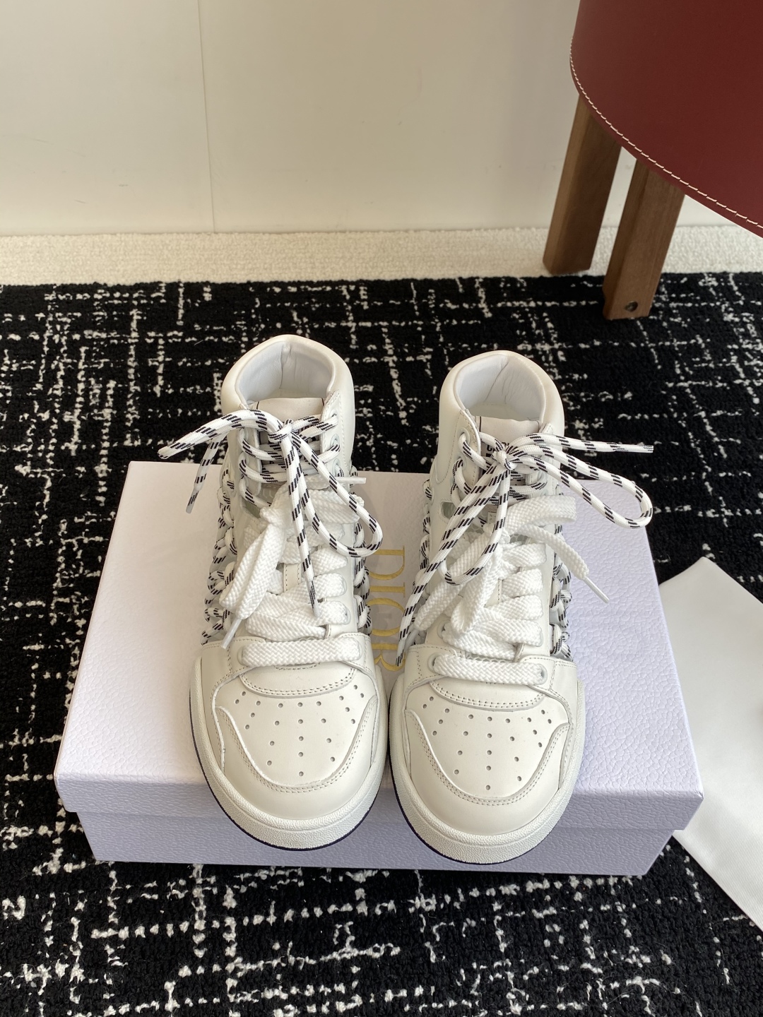 代购级
迪奥Dior C ' est  25ss 新款学院风休闲时尚高帮运动鞋 

彰显醒目而时尚的风范