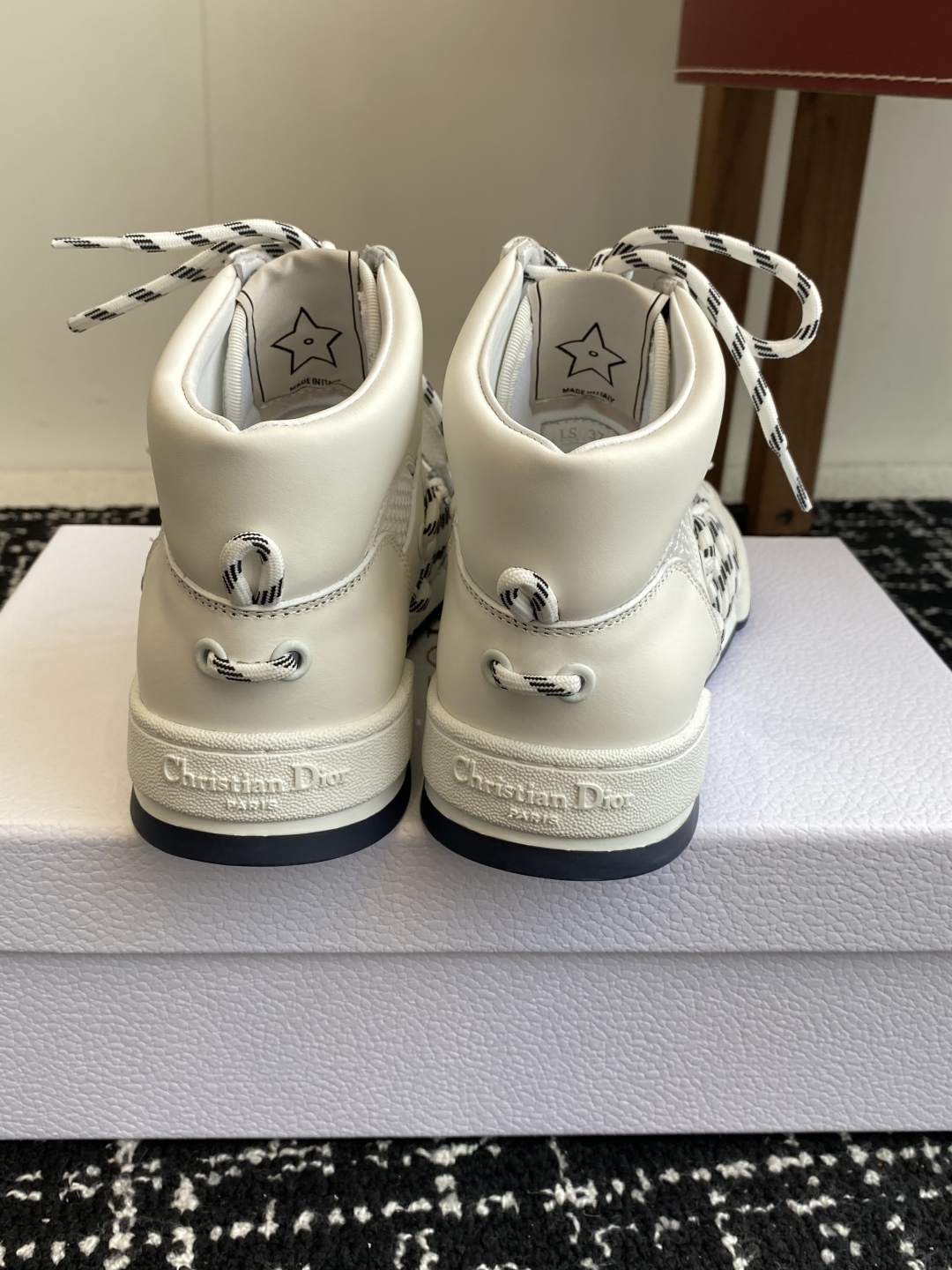 代购级
迪奥Dior C ' est  25ss 新款学院风休闲时尚高帮运动鞋 

彰显醒目而时尚的风范