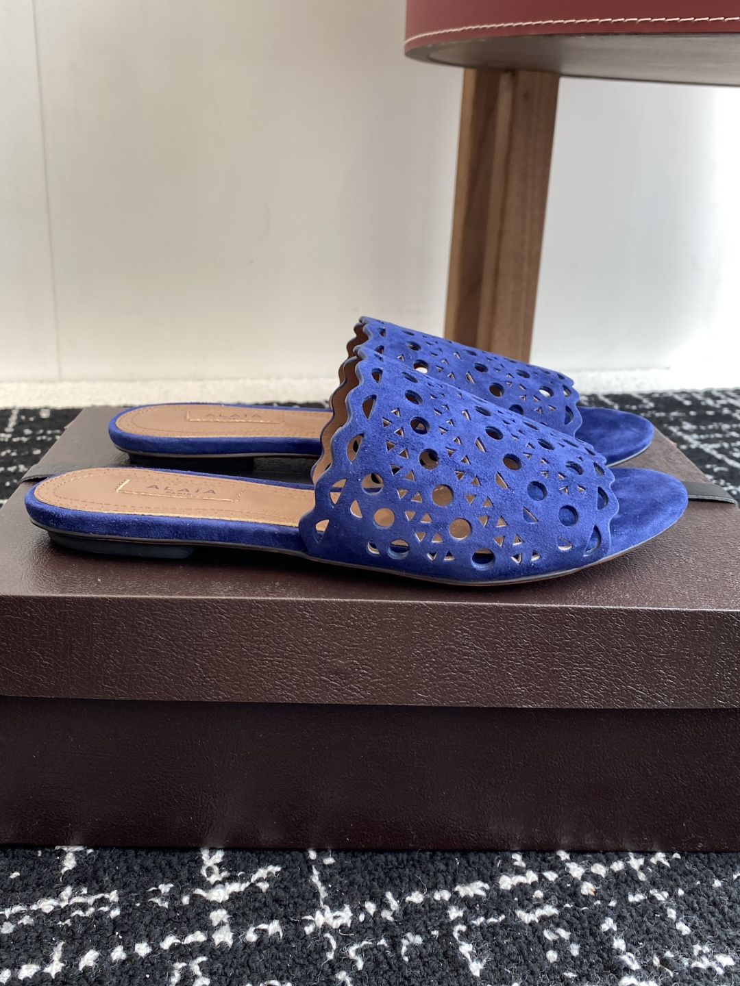代购级
Alaia 阿莱雅 小众潮牌 25ss春夏新款 冲孔 雕花 平底 拖鞋

这品牌这不用多说，是近