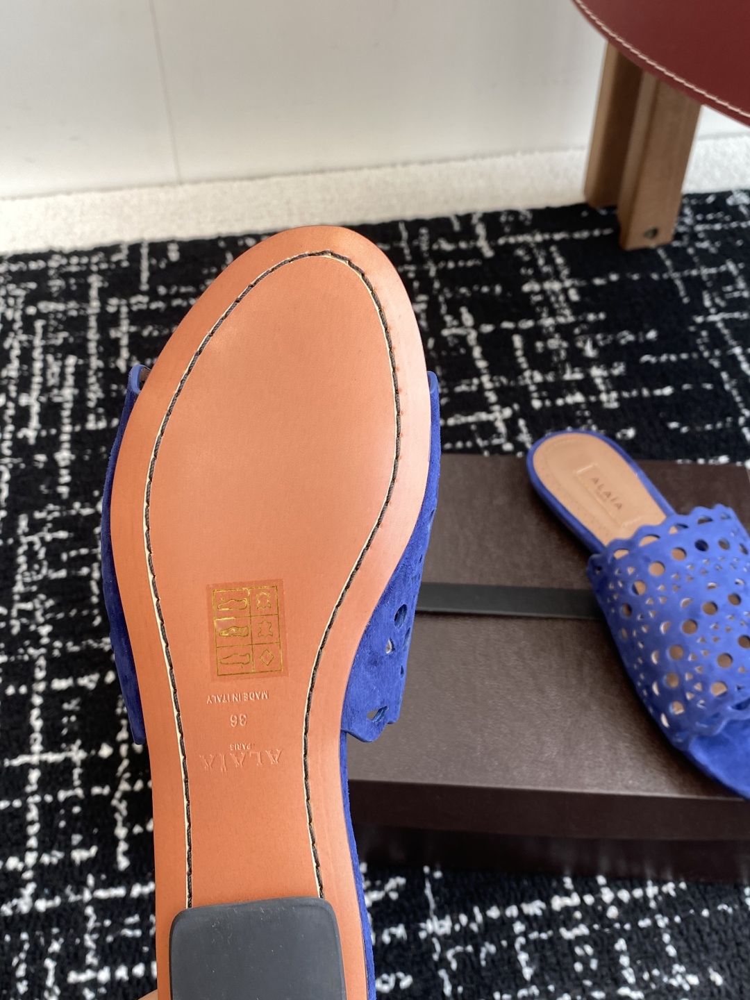 代购级
Alaia 阿莱雅 小众潮牌 25ss春夏新款 冲孔 雕花 平底 拖鞋

这品牌这不用多说，是近