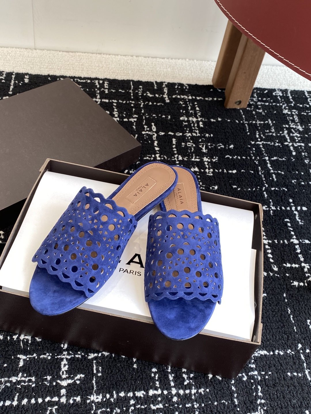 代购级
Alaia 阿莱雅 小众潮牌 25ss春夏新款 冲孔 雕花 平底 拖鞋

这品牌这不用多说，是近