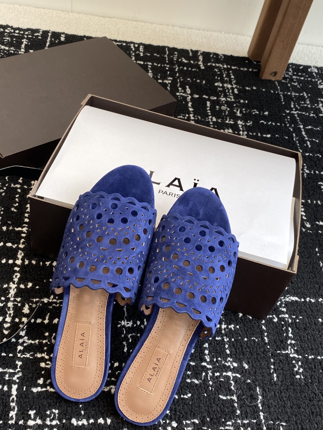 代购级
Alaia 阿莱雅 小众潮牌 25ss春夏新款 冲孔 雕花 平底 拖鞋

这品牌这不用多说，是近