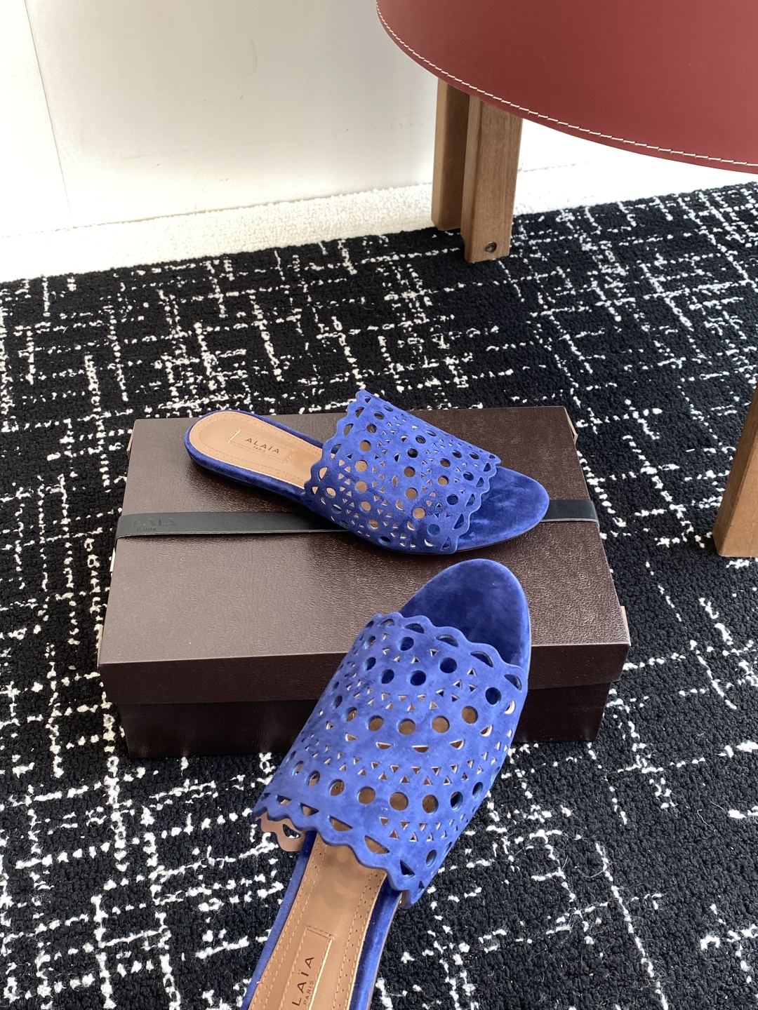 代购级
Alaia 阿莱雅 小众潮牌 25ss春夏新款 冲孔 雕花 平底 拖鞋

这品牌这不用多说，是近