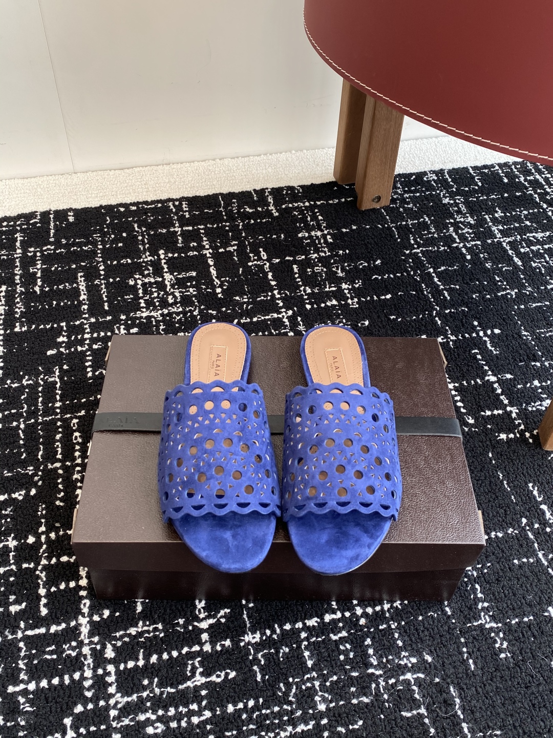 代购级
Alaia 阿莱雅 小众潮牌 25ss春夏新款 冲孔 雕花 平底 拖鞋

这品牌这不用多说，是近