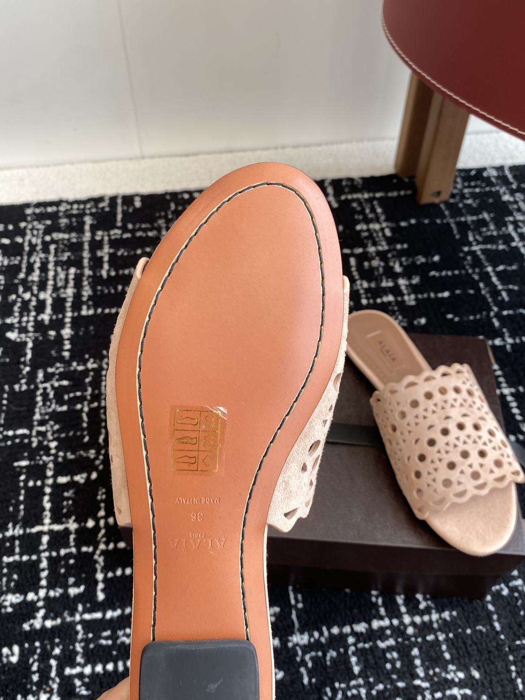 代购级
Alaia 阿莱雅 小众潮牌 25ss春夏新款 冲孔 雕花 平底 拖鞋

这品牌这不用多说，是近