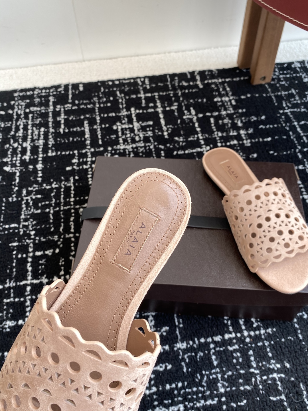代购级
Alaia 阿莱雅 小众潮牌 25ss春夏新款 冲孔 雕花 平底 拖鞋

这品牌这不用多说，是近