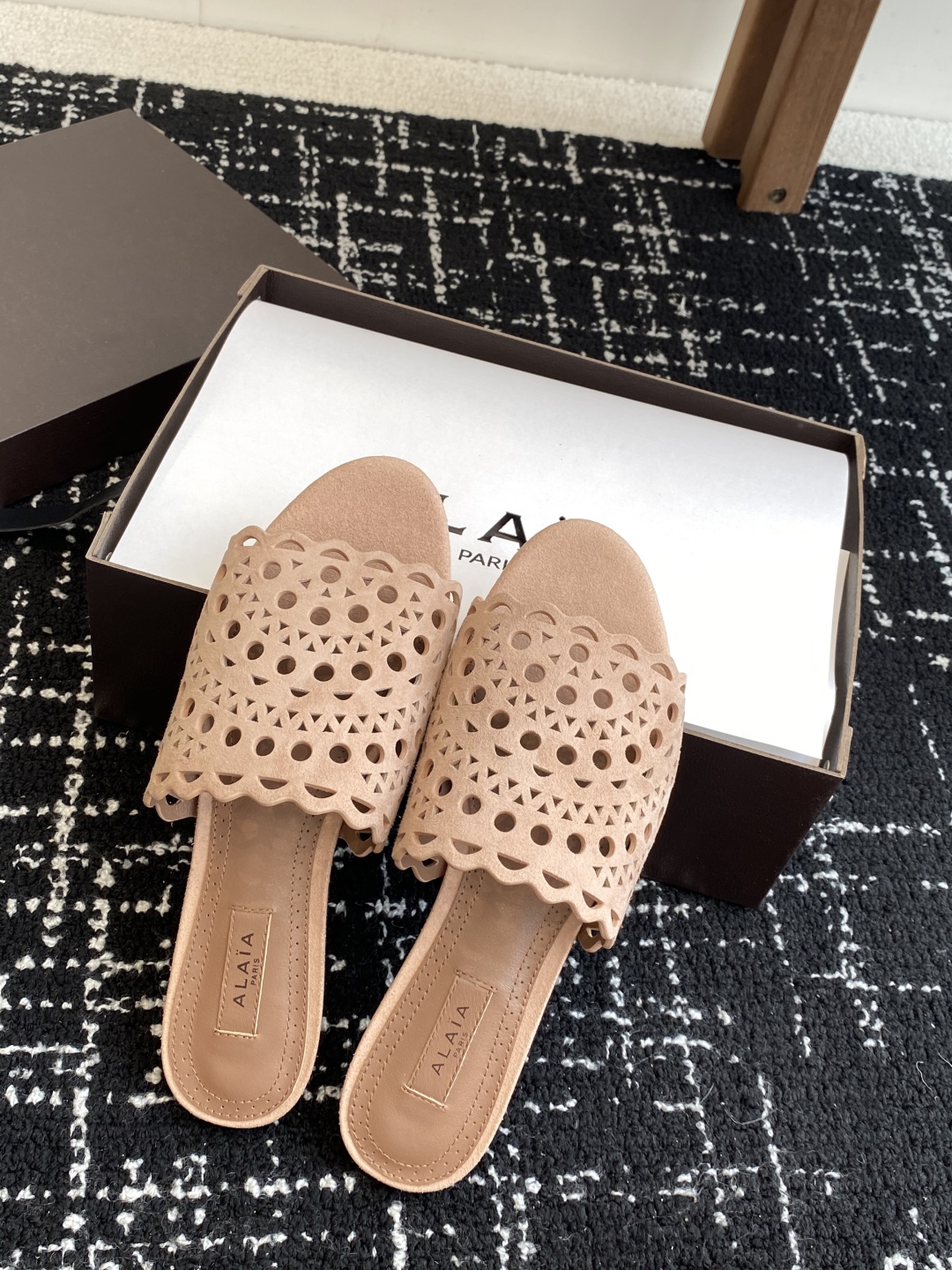 代购级
Alaia 阿莱雅 小众潮牌 25ss春夏新款 冲孔 雕花 平底 拖鞋

这品牌这不用多说，是近