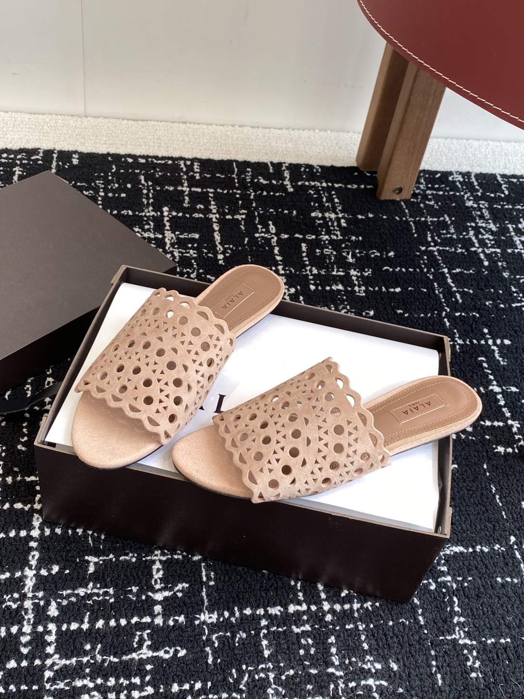 代购级
Alaia 阿莱雅 小众潮牌 25ss春夏新款 冲孔 雕花 平底 拖鞋

这品牌这不用多说，是近
