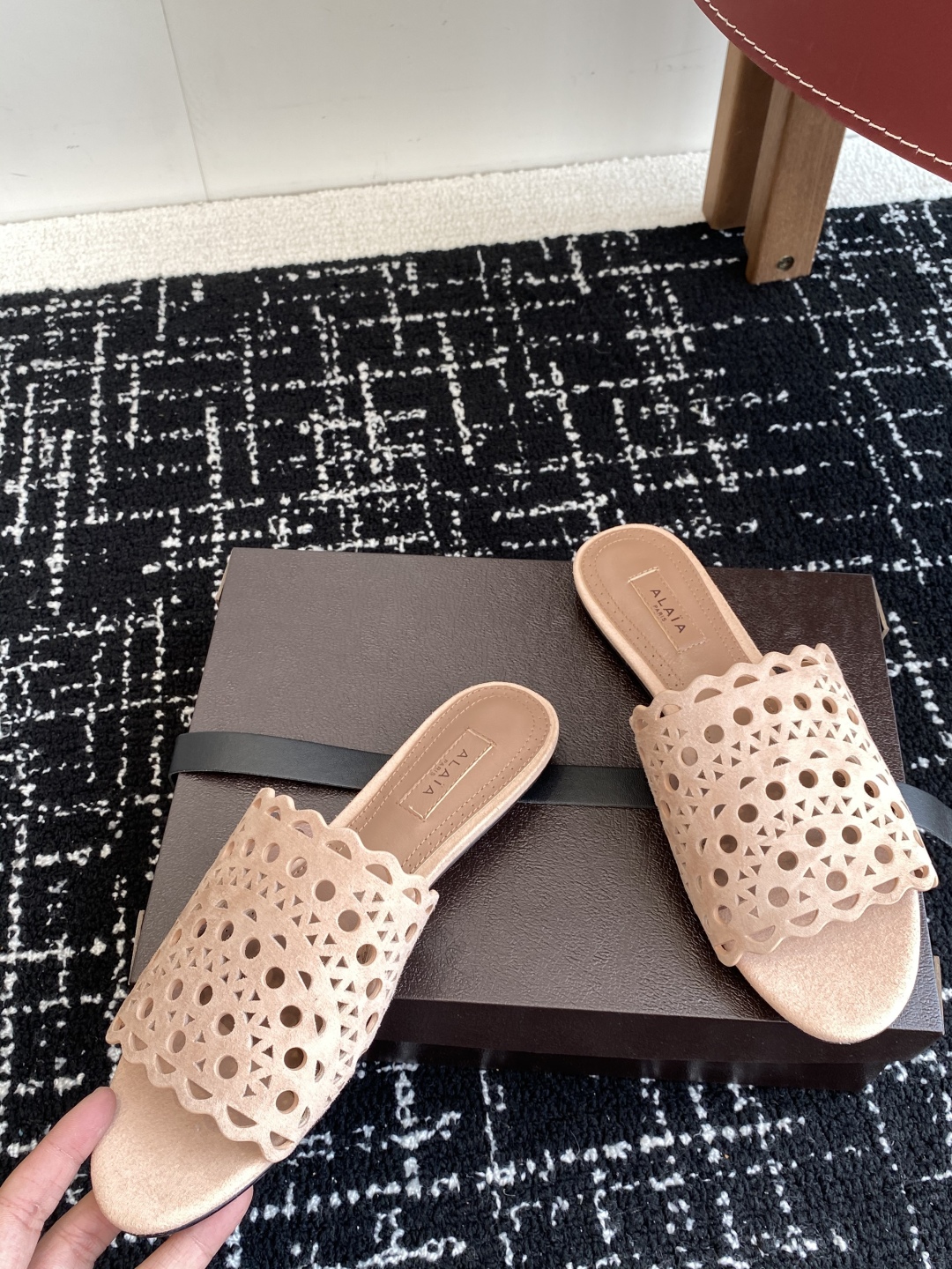 代购级
Alaia 阿莱雅 小众潮牌 25ss春夏新款 冲孔 雕花 平底 拖鞋

这品牌这不用多说，是近