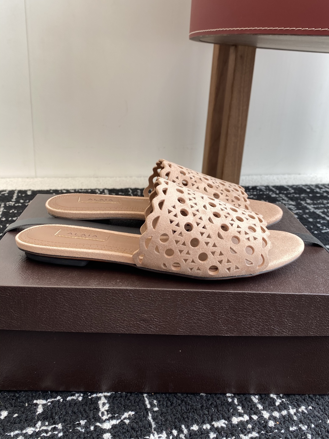 代购级
Alaia 阿莱雅 小众潮牌 25ss春夏新款 冲孔 雕花 平底 拖鞋

这品牌这不用多说，是近