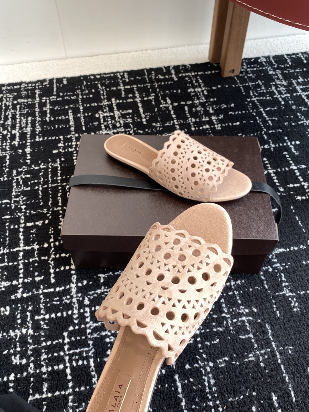 代购级
Alaia 阿莱雅 小众潮牌 25ss春夏新款 冲孔 雕花 平底 拖鞋

这品牌这不用多说，是近