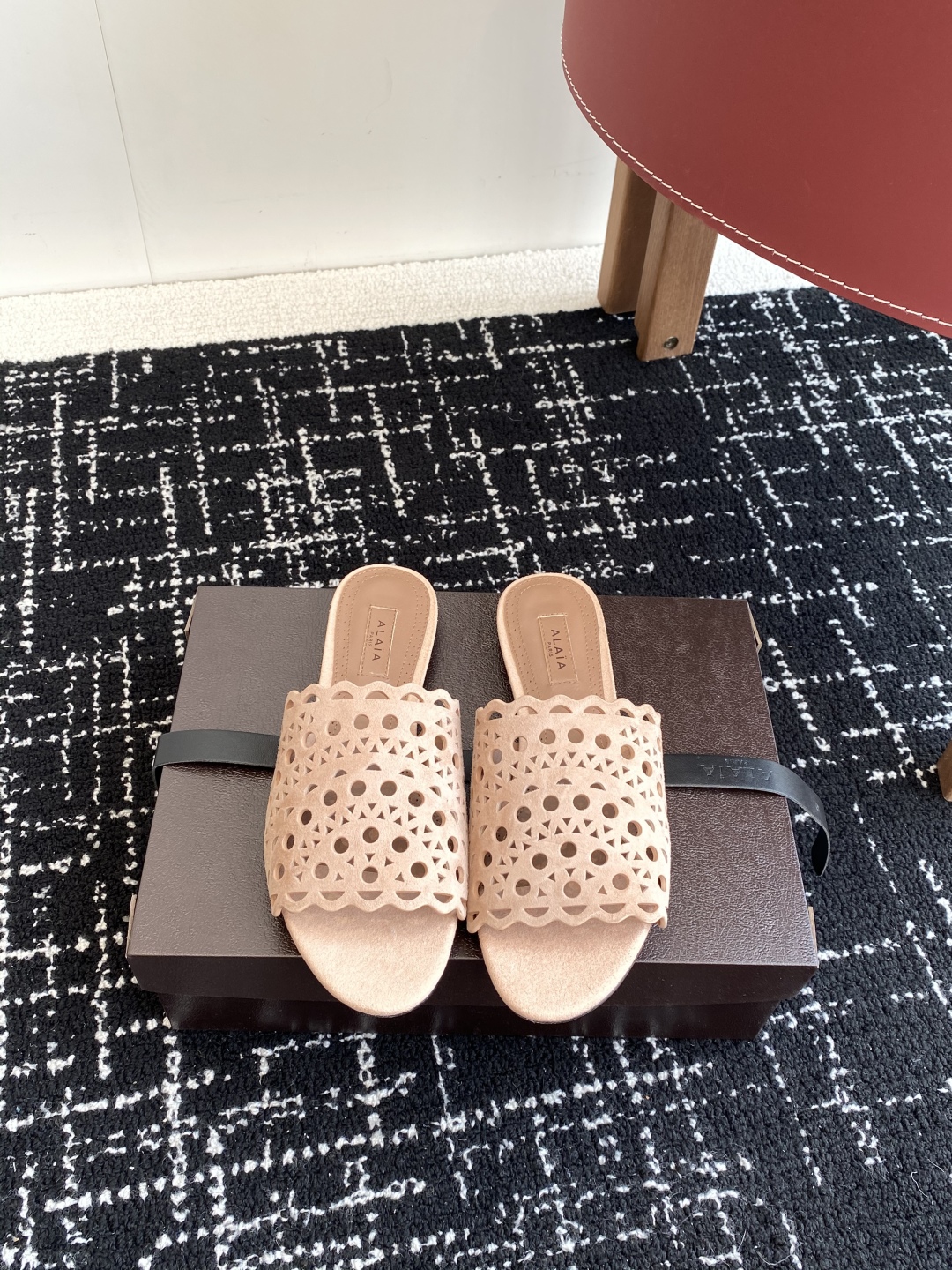 代购级
Alaia 阿莱雅 小众潮牌 25ss春夏新款 冲孔 雕花 平底 拖鞋

这品牌这不用多说，是近