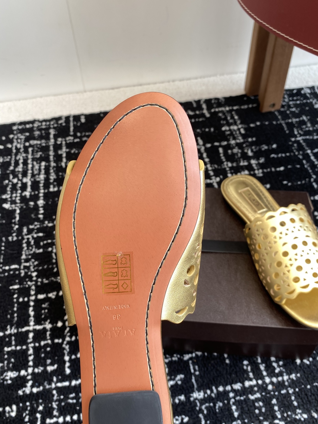 代购级
Alaia 阿莱雅 小众潮牌 25ss春夏新款 冲孔 雕花 平底 拖鞋

这品牌这不用多说，是近