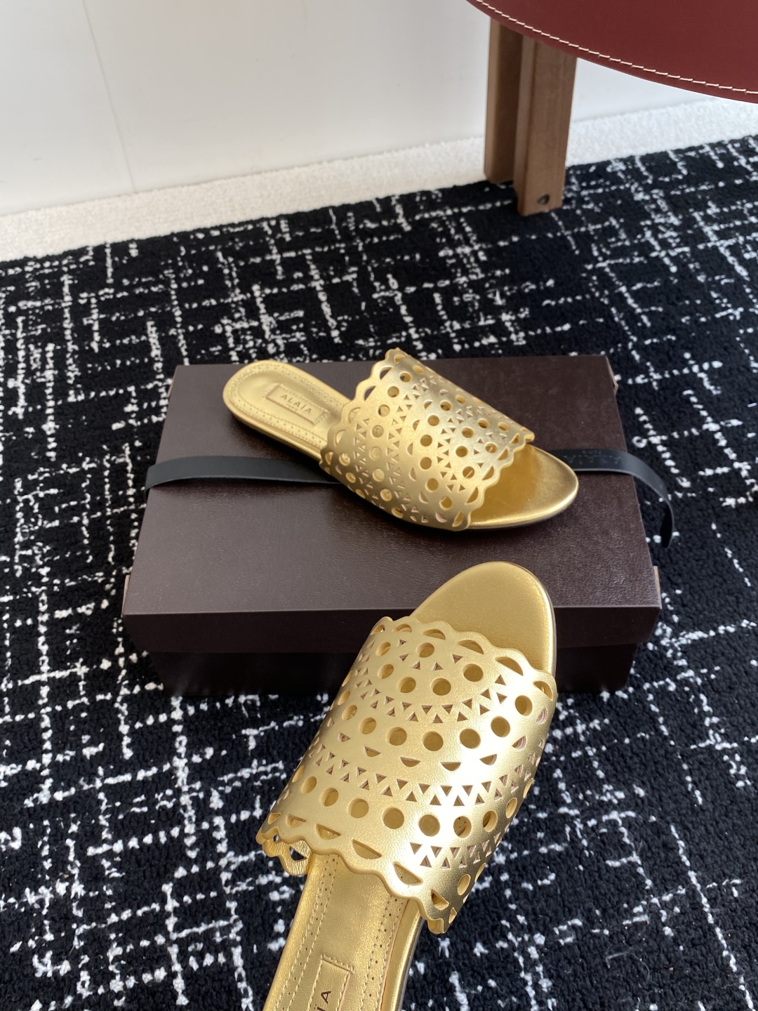代购级
Alaia 阿莱雅 小众潮牌 25ss春夏新款 冲孔 雕花 平底 拖鞋

这品牌这不用多说，是近