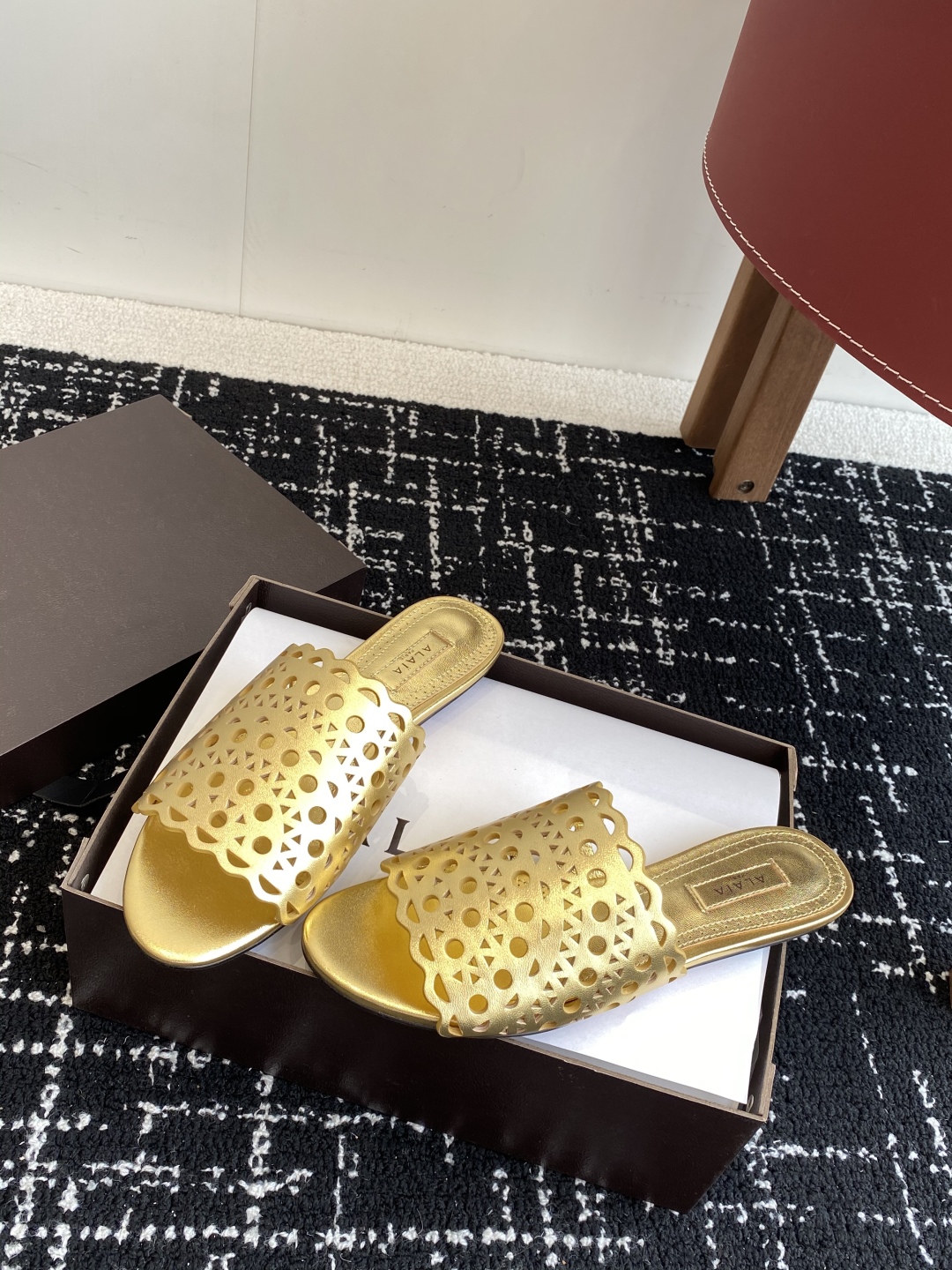 代购级
Alaia 阿莱雅 小众潮牌 25ss春夏新款 冲孔 雕花 平底 拖鞋

这品牌这不用多说，是近