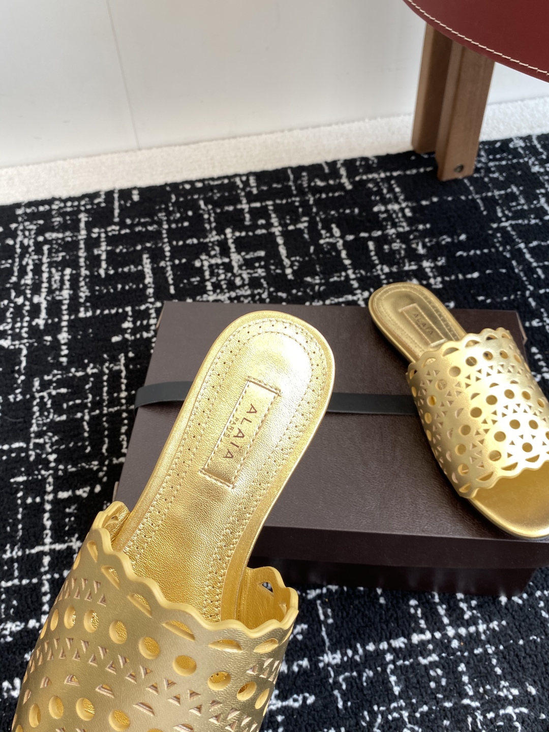 代购级
Alaia 阿莱雅 小众潮牌 25ss春夏新款 冲孔 雕花 平底 拖鞋

这品牌这不用多说，是近