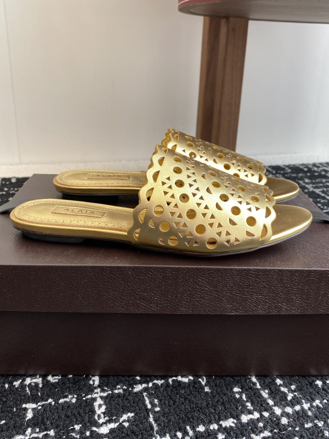 代购级
Alaia 阿莱雅 小众潮牌 25ss春夏新款 冲孔 雕花 平底 拖鞋

这品牌这不用多说，是近