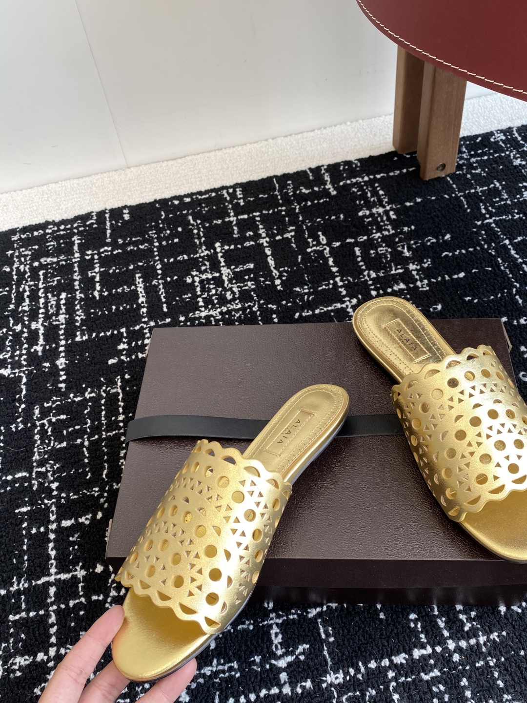 代购级
Alaia 阿莱雅 小众潮牌 25ss春夏新款 冲孔 雕花 平底 拖鞋

这品牌这不用多说，是近