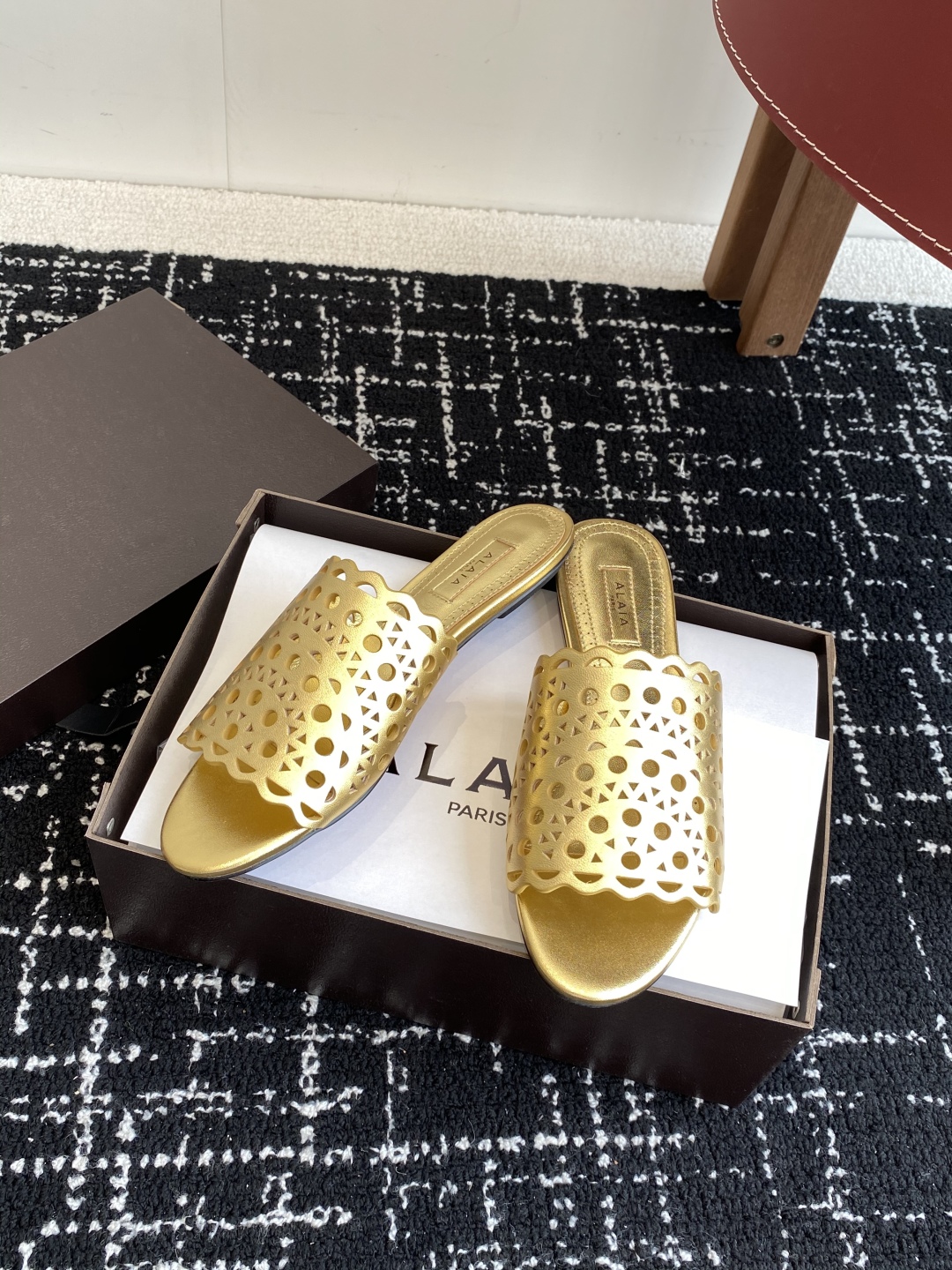代购级
Alaia 阿莱雅 小众潮牌 25ss春夏新款 冲孔 雕花 平底 拖鞋

这品牌这不用多说，是近