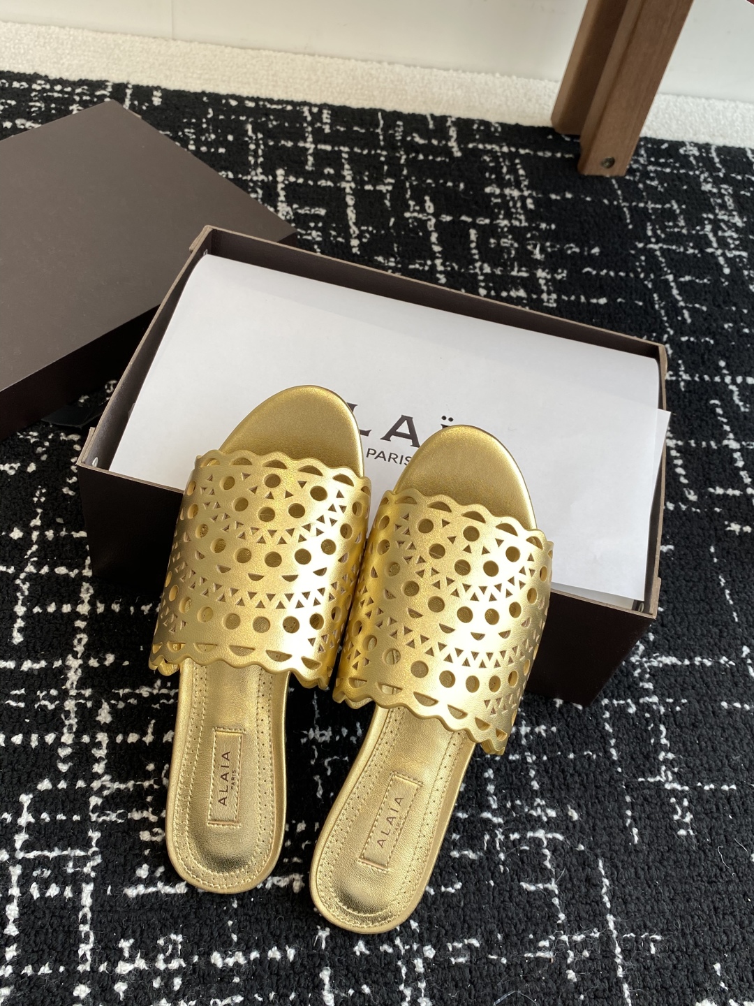 代购级
Alaia 阿莱雅 小众潮牌 25ss春夏新款 冲孔 雕花 平底 拖鞋

这品牌这不用多说，是近